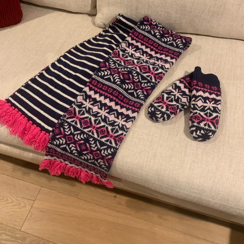 NWOT. Vineyard vine scarf and mitten set